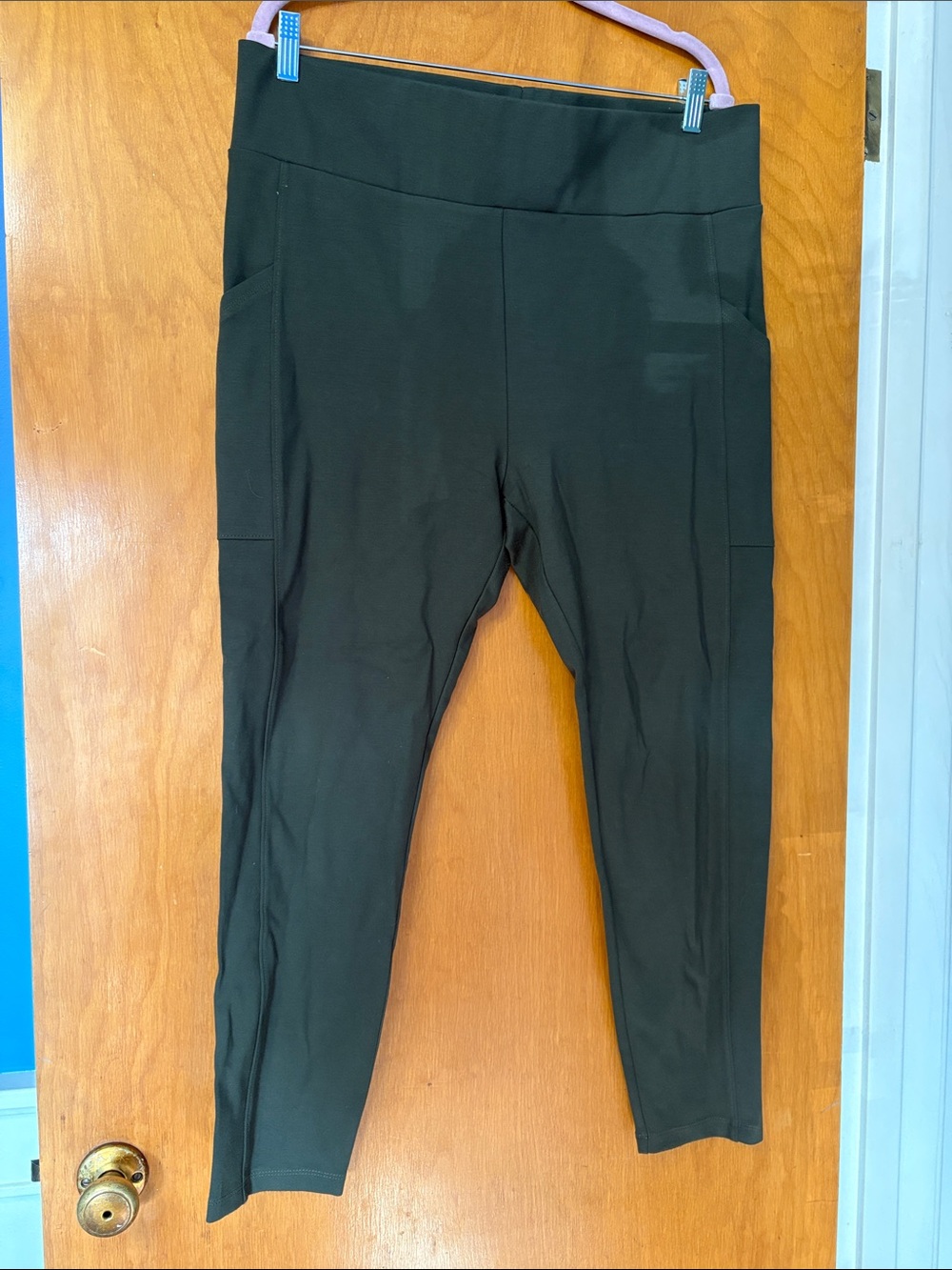 Lou & Grey Dark Green Side-Pocket Leggings